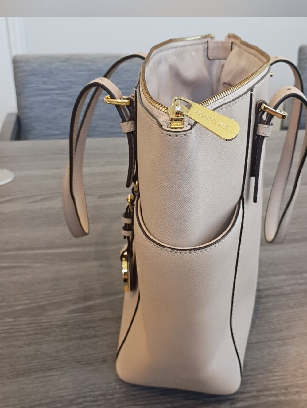 Michael Kors Beige Saffiano Leather Tote with Gold Logo charm. READ NOTE BELOW - Picture 8 of 10